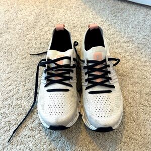 Gently used ON Cloud Womens sneaker size 7